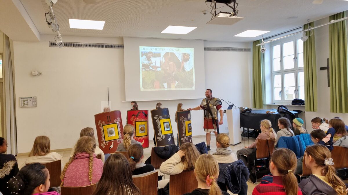 Ein „römischer“ Legionär zu Besuch am ESG!
